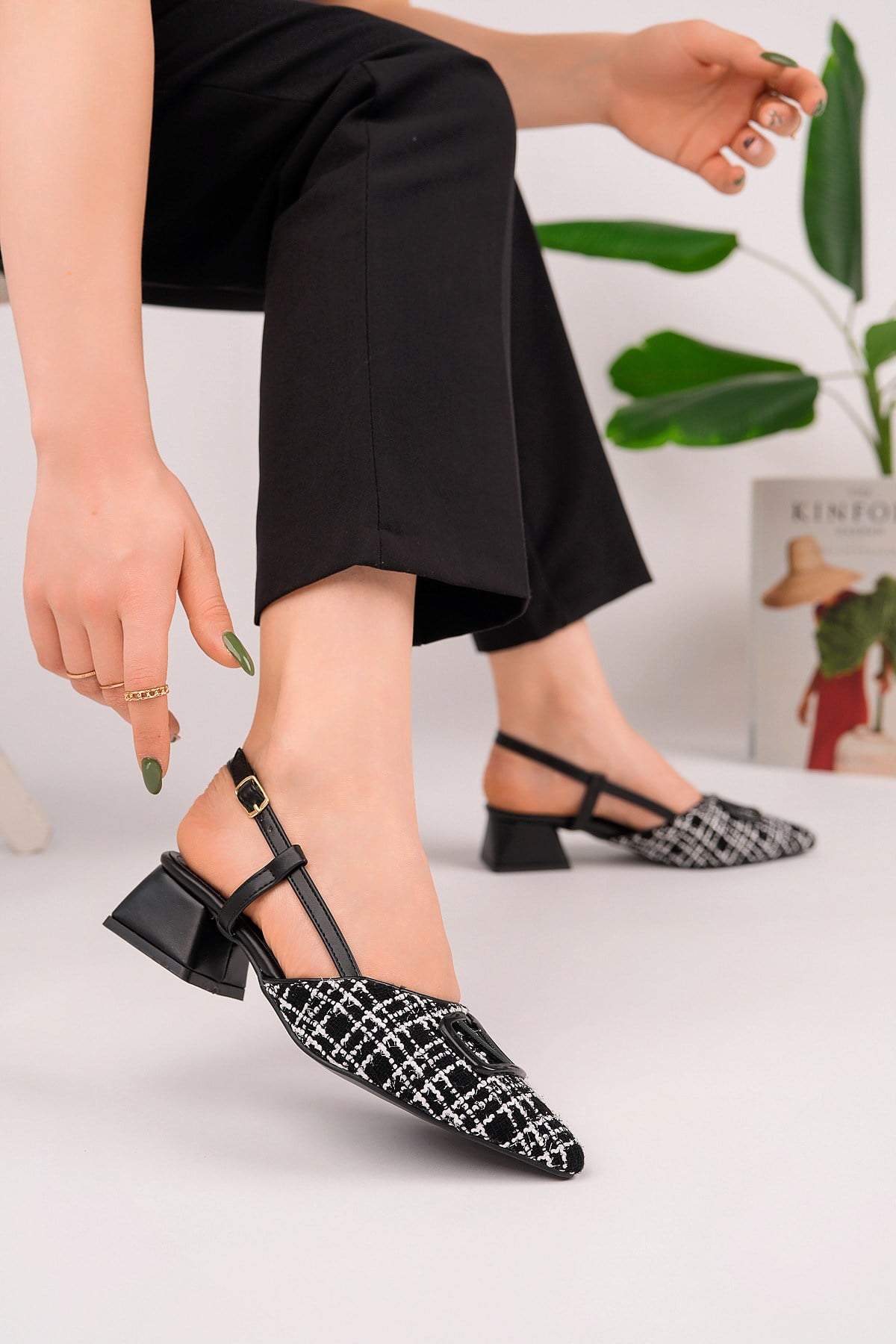 Homiro.com.tr'de şıklık ve rahatlığı bir arada sunan Kadın Toka Detaylı Slingback Kısa Topuklu Sivri Burun Ayakkabı - Siyah modelini inceleyebilirsiniz. Bu zarif ayakkabı ile tarzınızı tamamlayın!