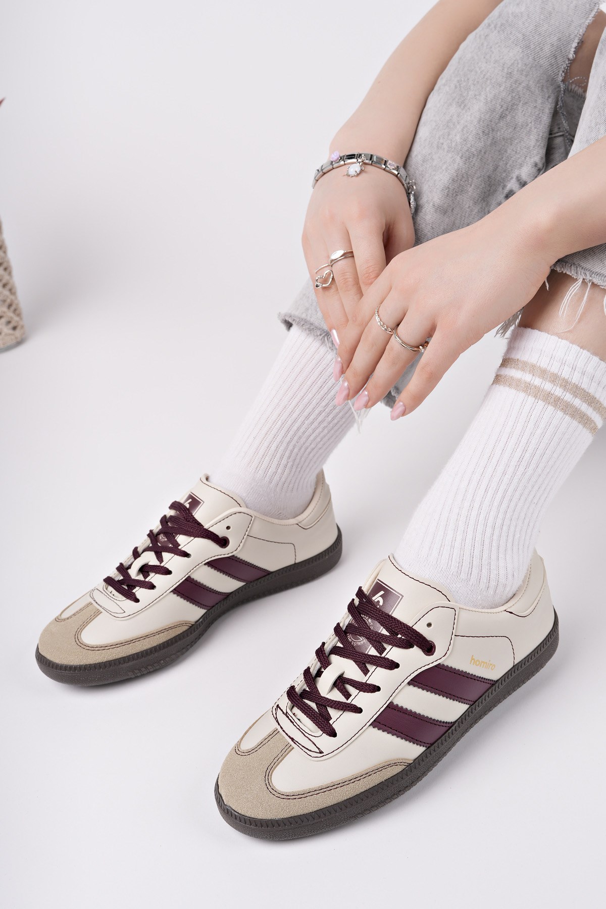 homiro.com.tr'de Unisex Bağcıklı Spor Ayakkabı-Bej Bordo modelini incele! Kaliteli malzeme ve şık tasarımıyla her tarza uyum sağlar. Hemen homiro.com.tr'den uygun fiyatlarla sipariş ver, rahatlığı keşfet!