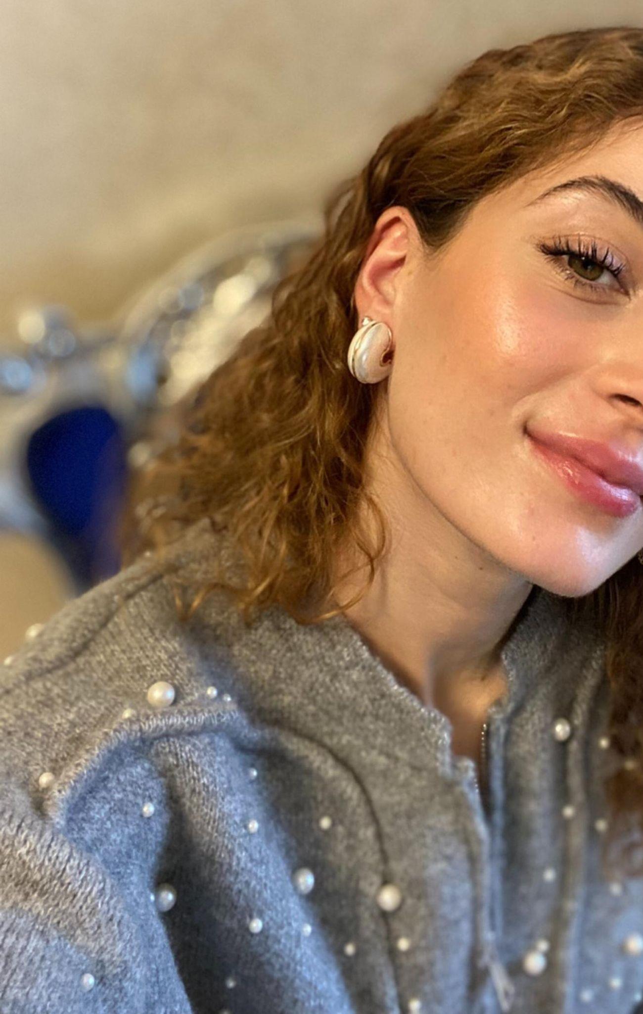 Beyaz Yarım Oval Halka Mineli Küpe