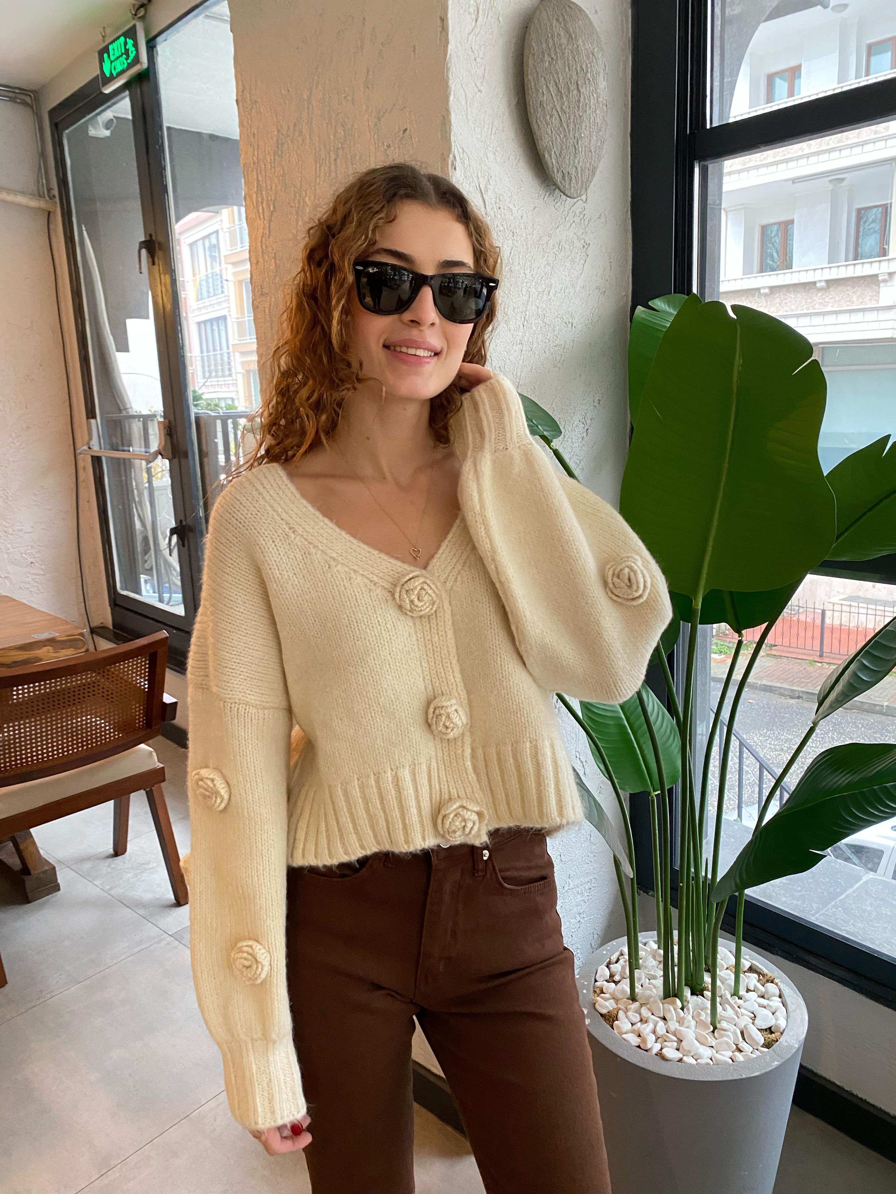 El İşi Gül Nakışlı Triko Hırka - Ekru