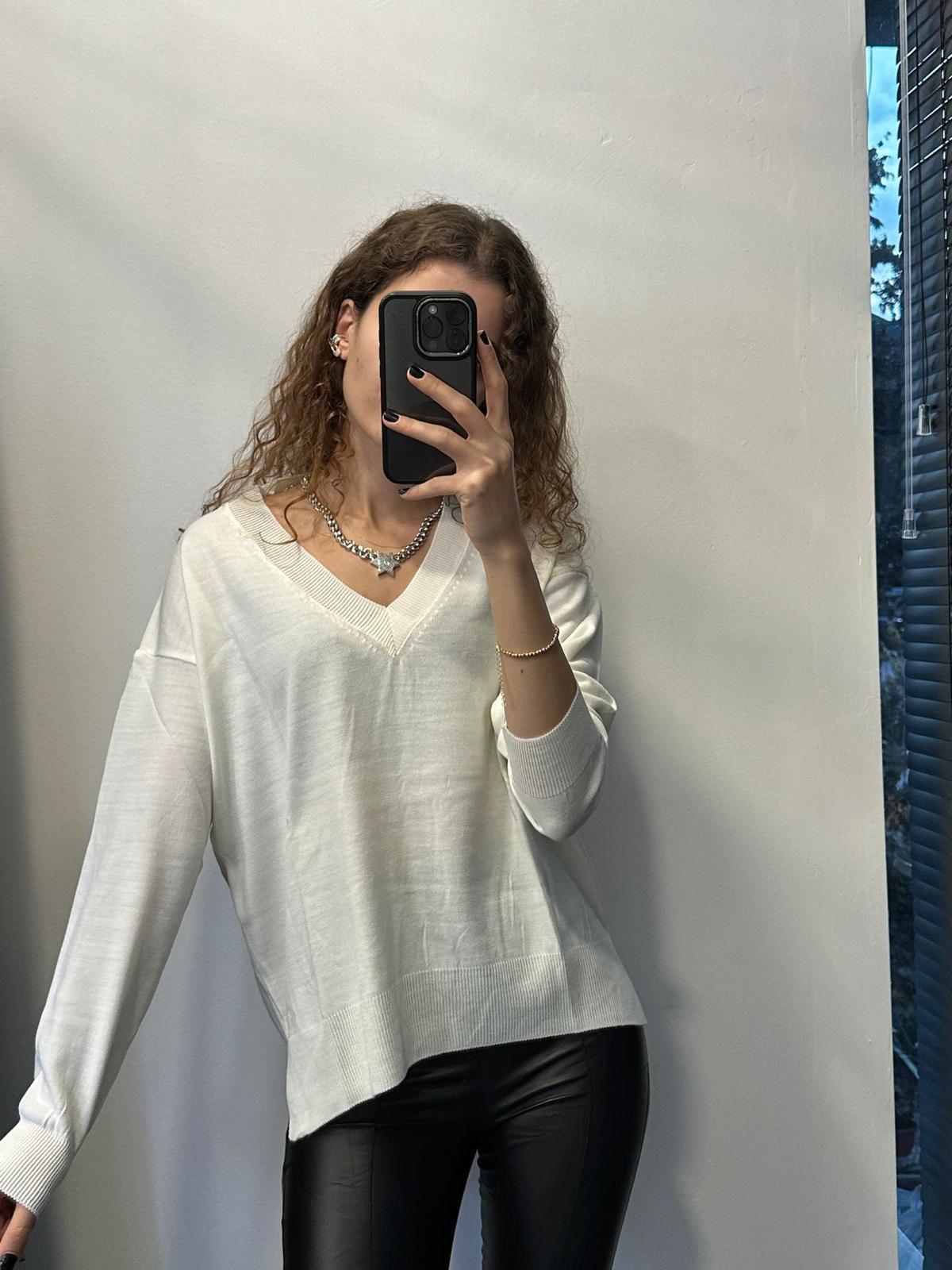 Mevsimlik V Yaka Triko 