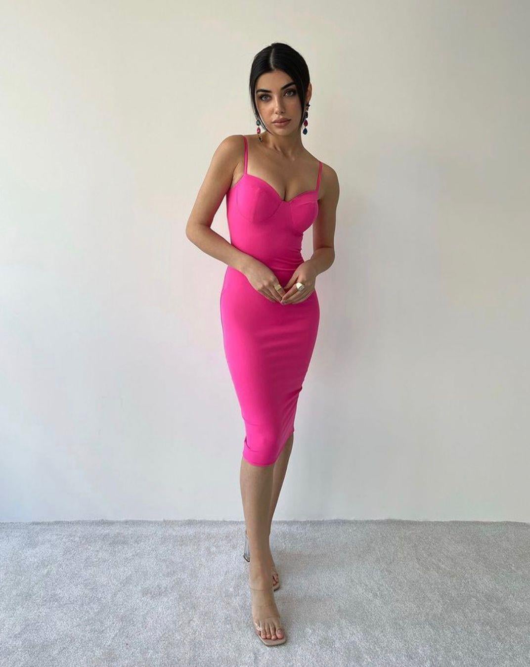 Pembe Askılı Göğüs Kulplu Midi Boy Elbise