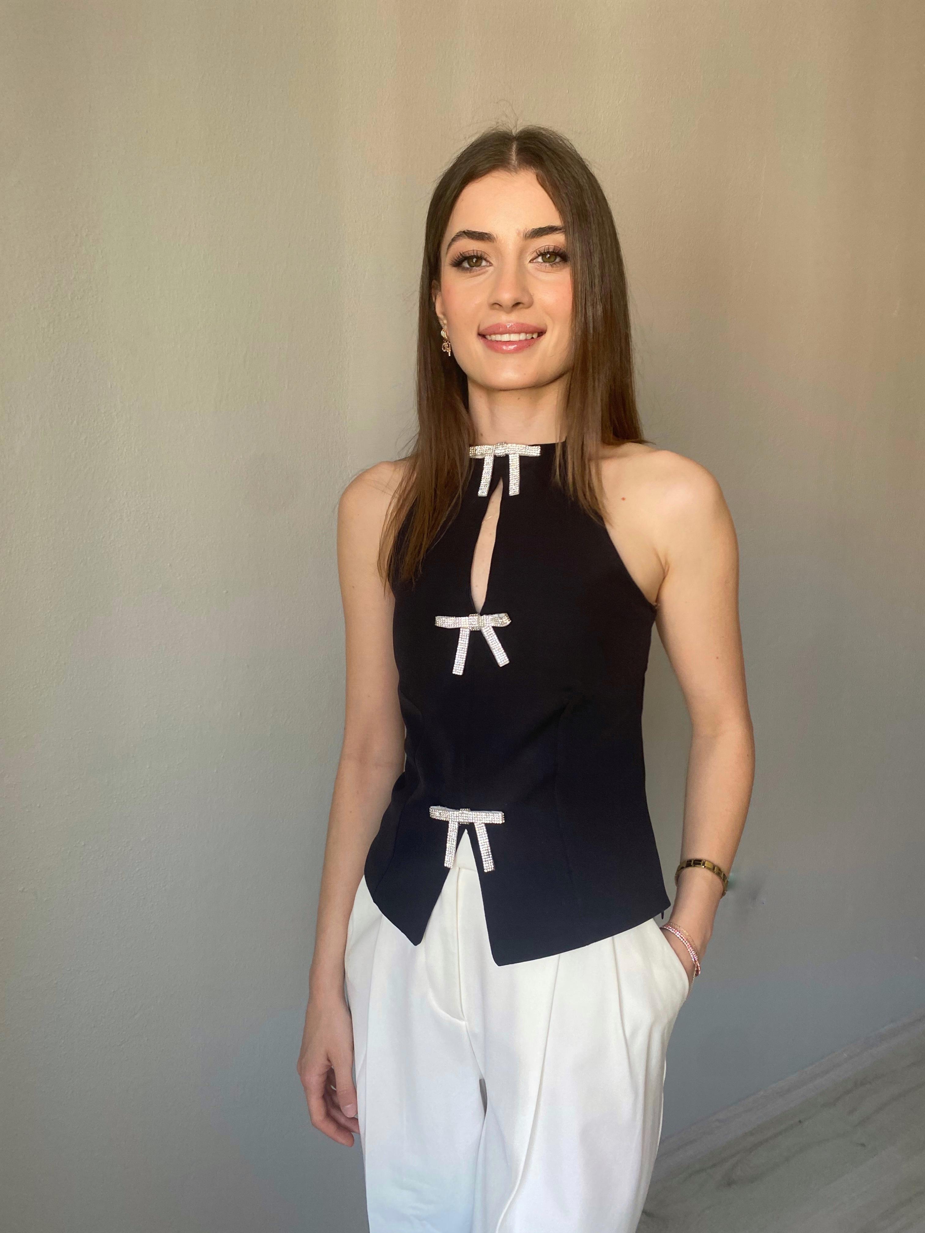 Siyah Taş Fiyonklu Bluz