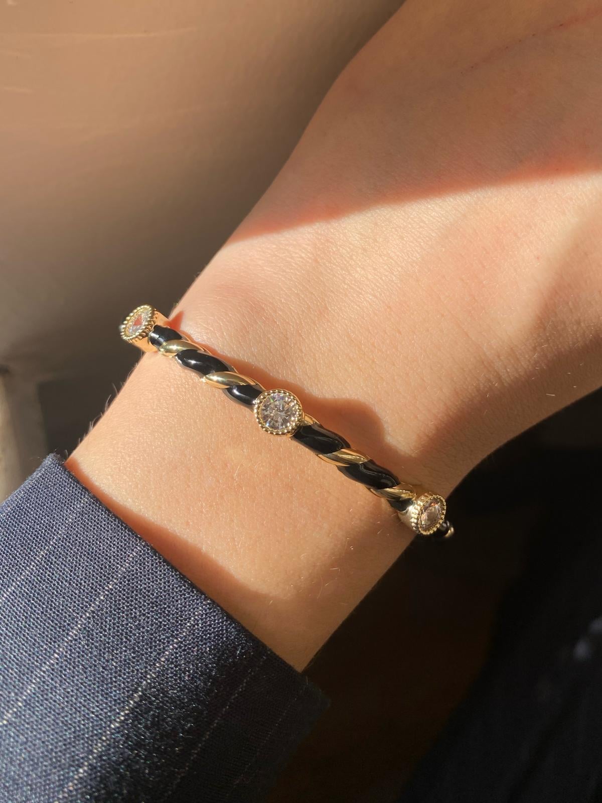 Tasarım Özel Seri Siyah Mineli Taşlı Kelepçe