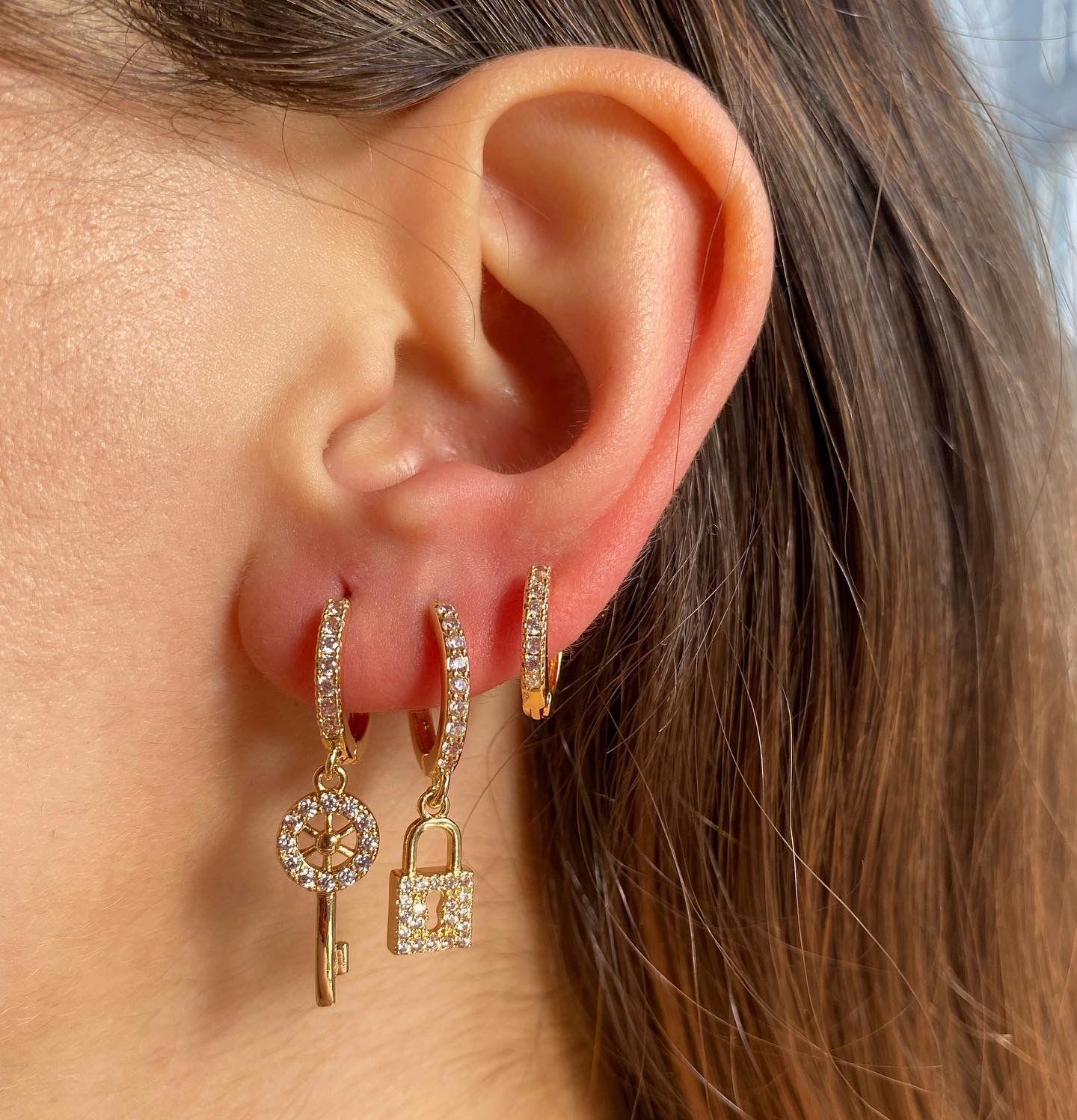 3lü Taşlı Anahtar Charmlı Gold Küpe Seti