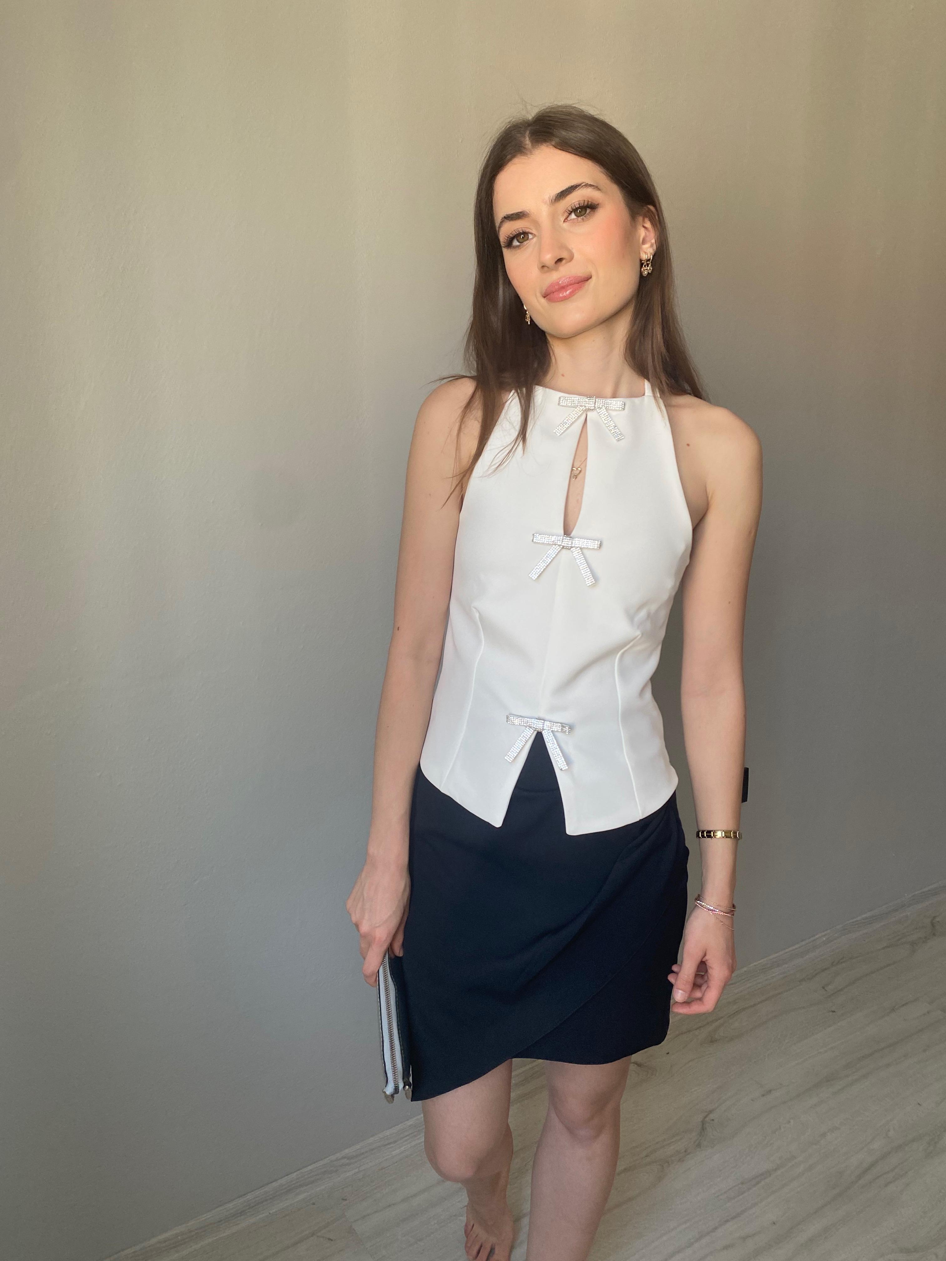 Beyaz Taş Fiyonklu Bluz