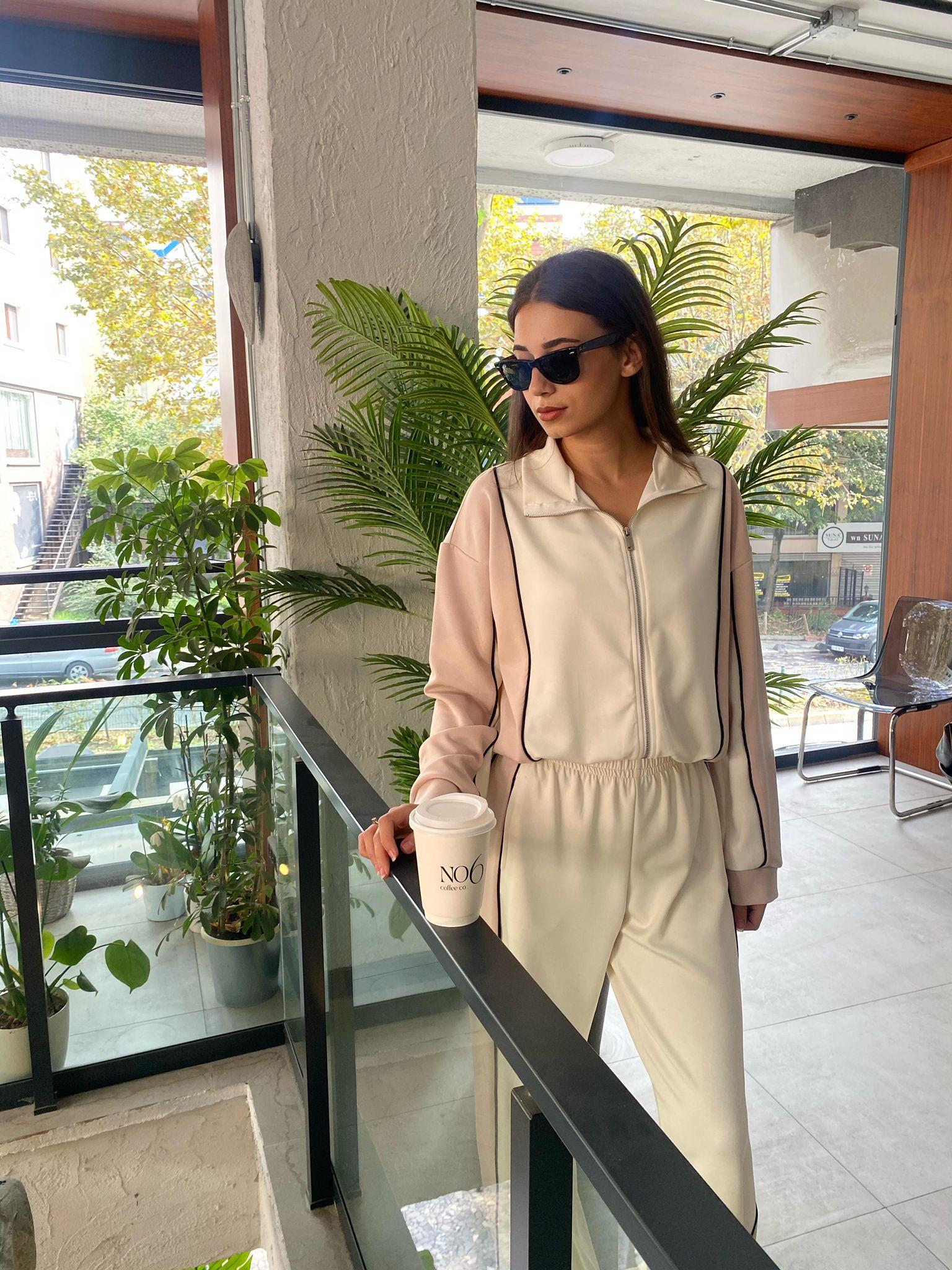 Beyaz Yanları Bej Şeritli Önü Fermuarlı Eşofman Takımı