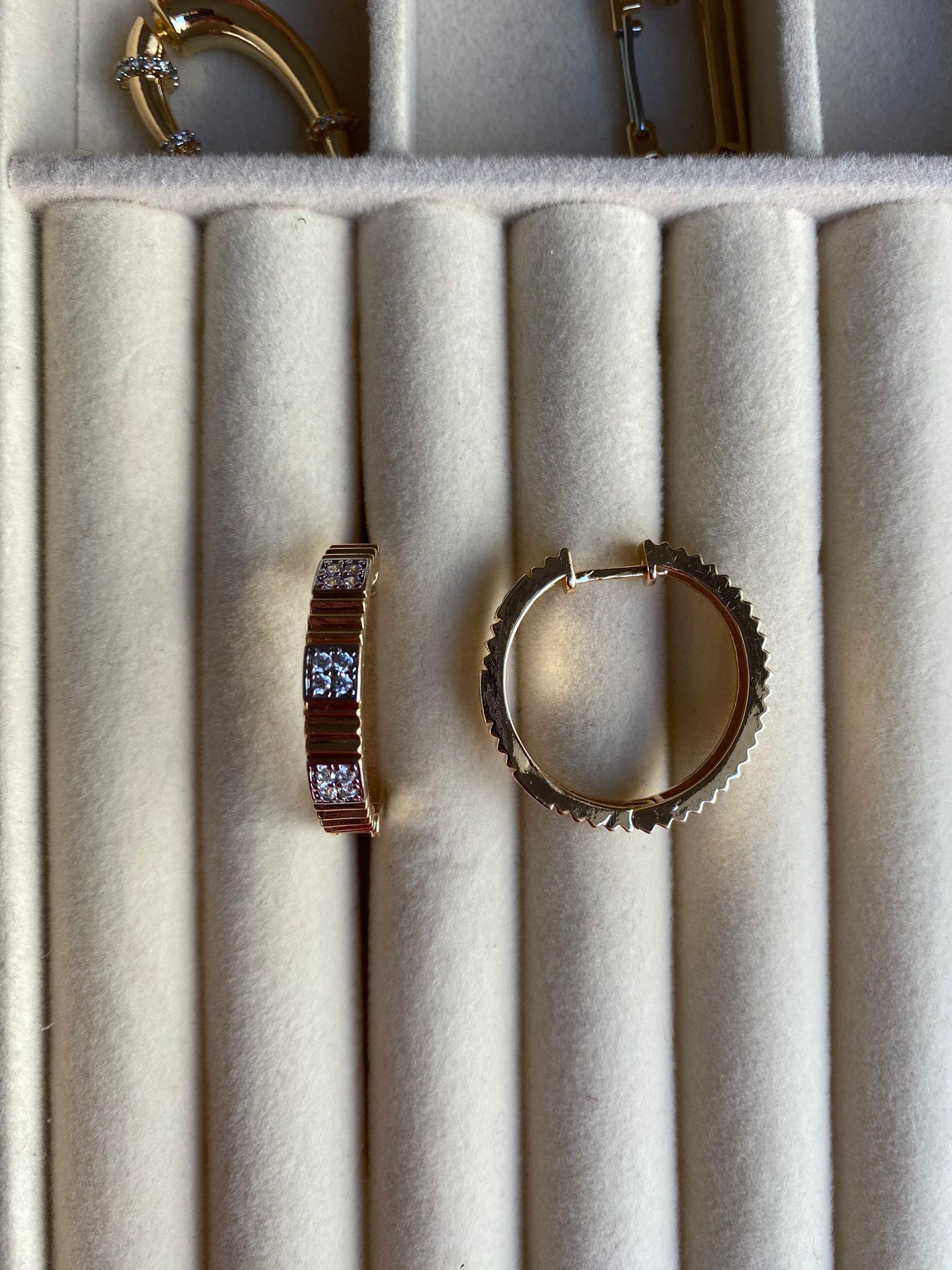 Çelik Gold Tırtıklı Taşlı Küpe