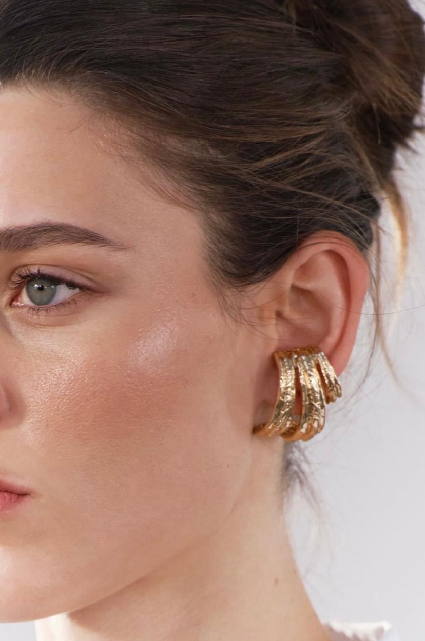 Marka Model Gold Tasarım Geçirmeli Küpe