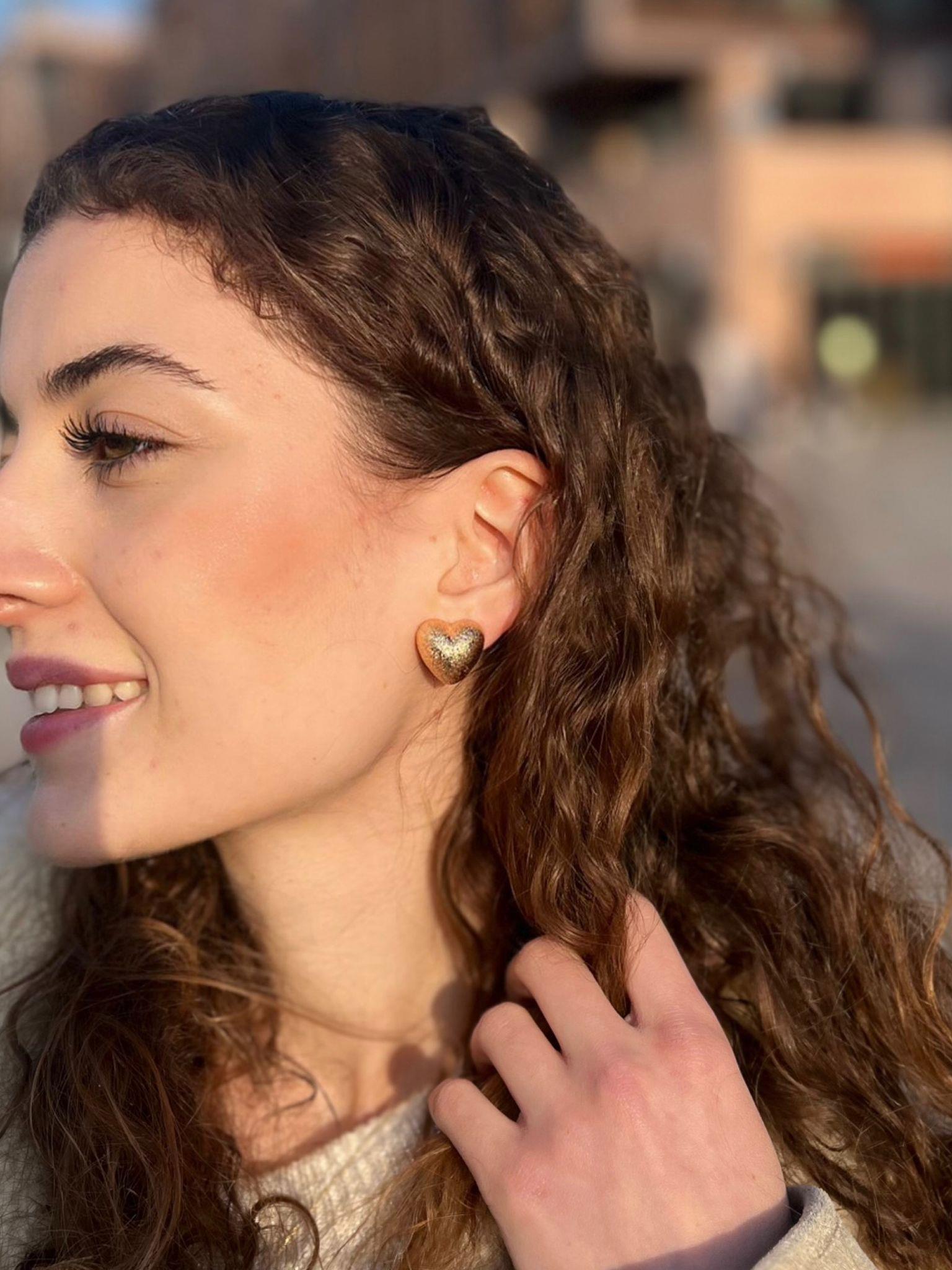 Minimal Dokulu Gold Kalp Küpe