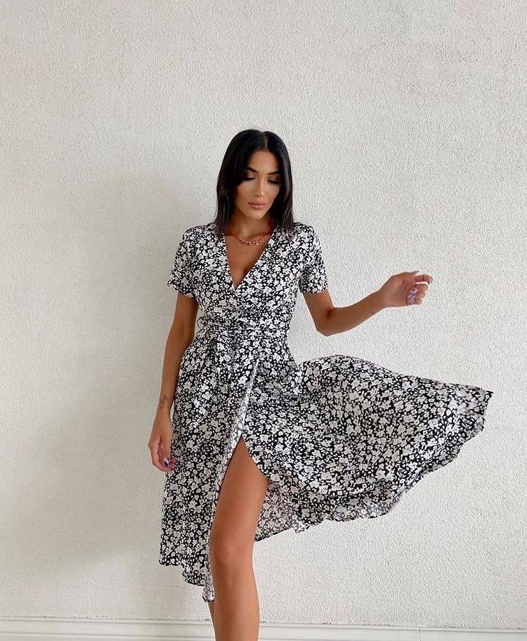 Siyah Beyaz Desenli Kapaklı Midi Boy Elbise