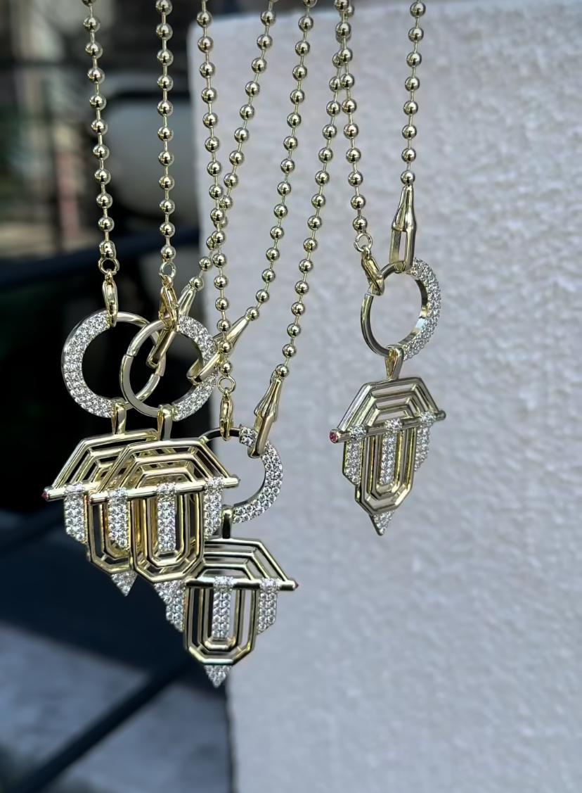 Tasarım Kilitli Sienna Taşlı Gold Ok Serenay Kolyesi