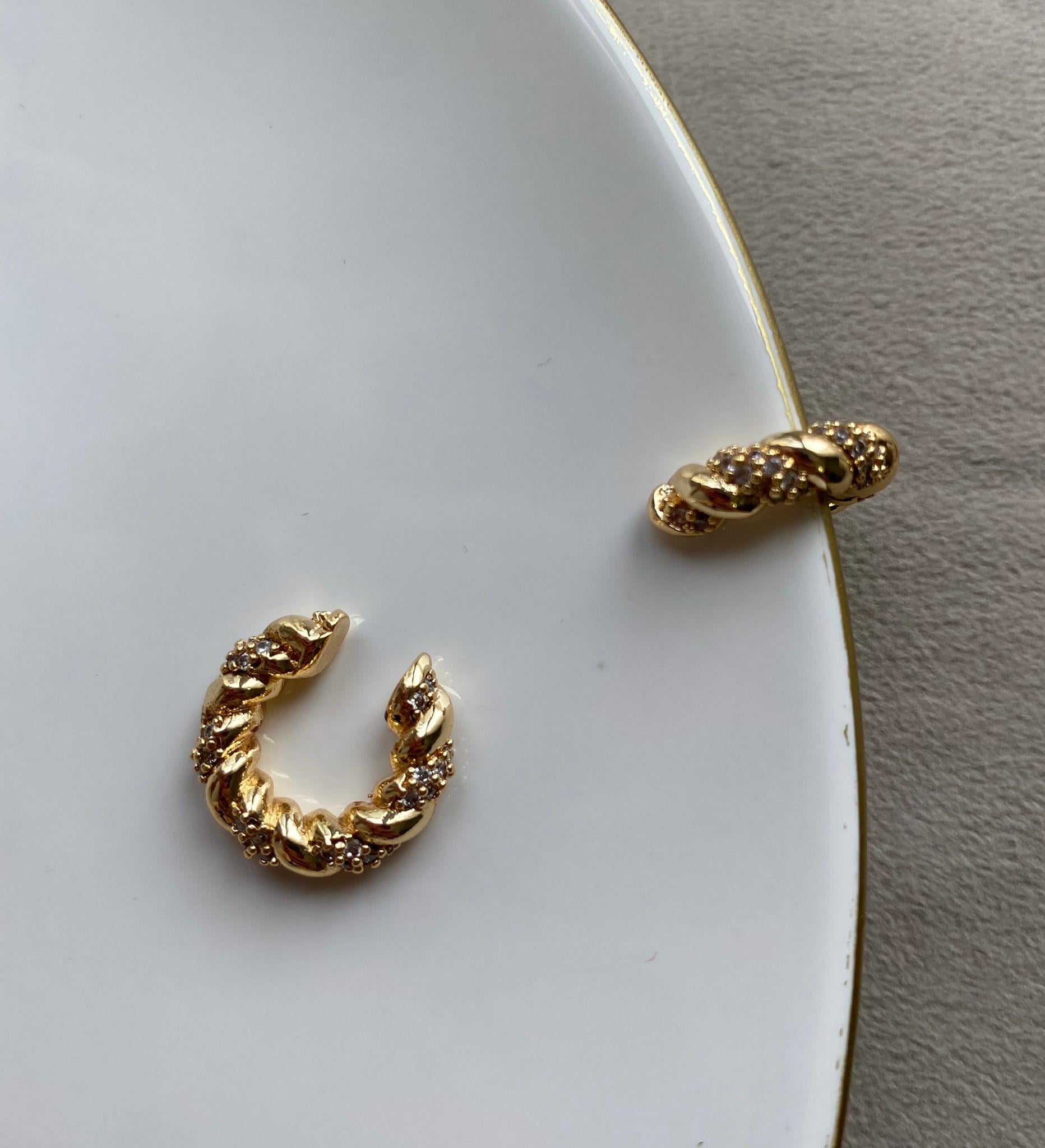 Zirkon Taşlı Gold Burgu Kıkırdak Küpe