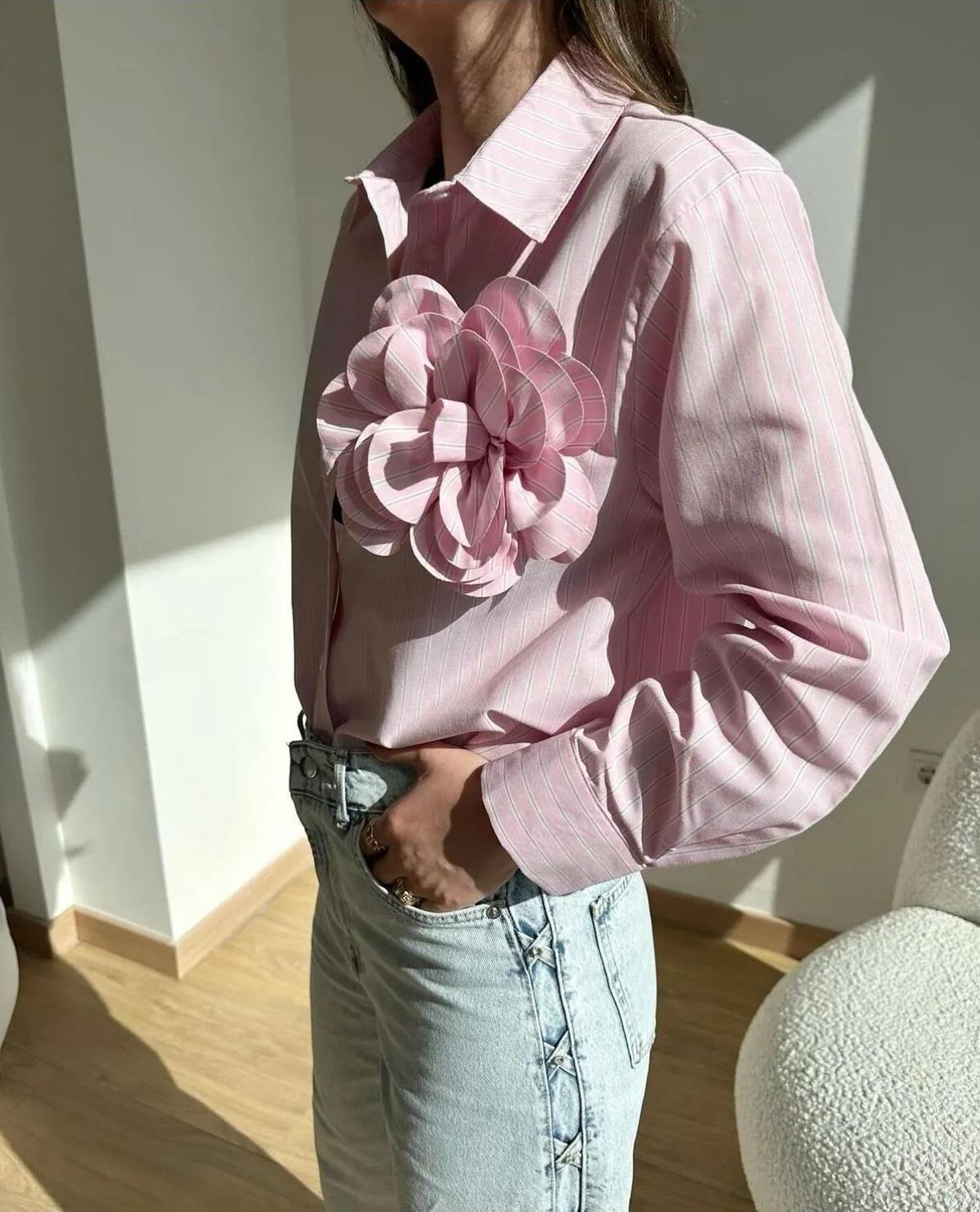 Pembe Renk Çizgili Gül Broş Detaylı Gömlek 