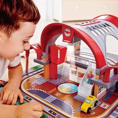 Hape Grand City Station E3725 – İnteraktif Tren İstasyonu (49 Parça)