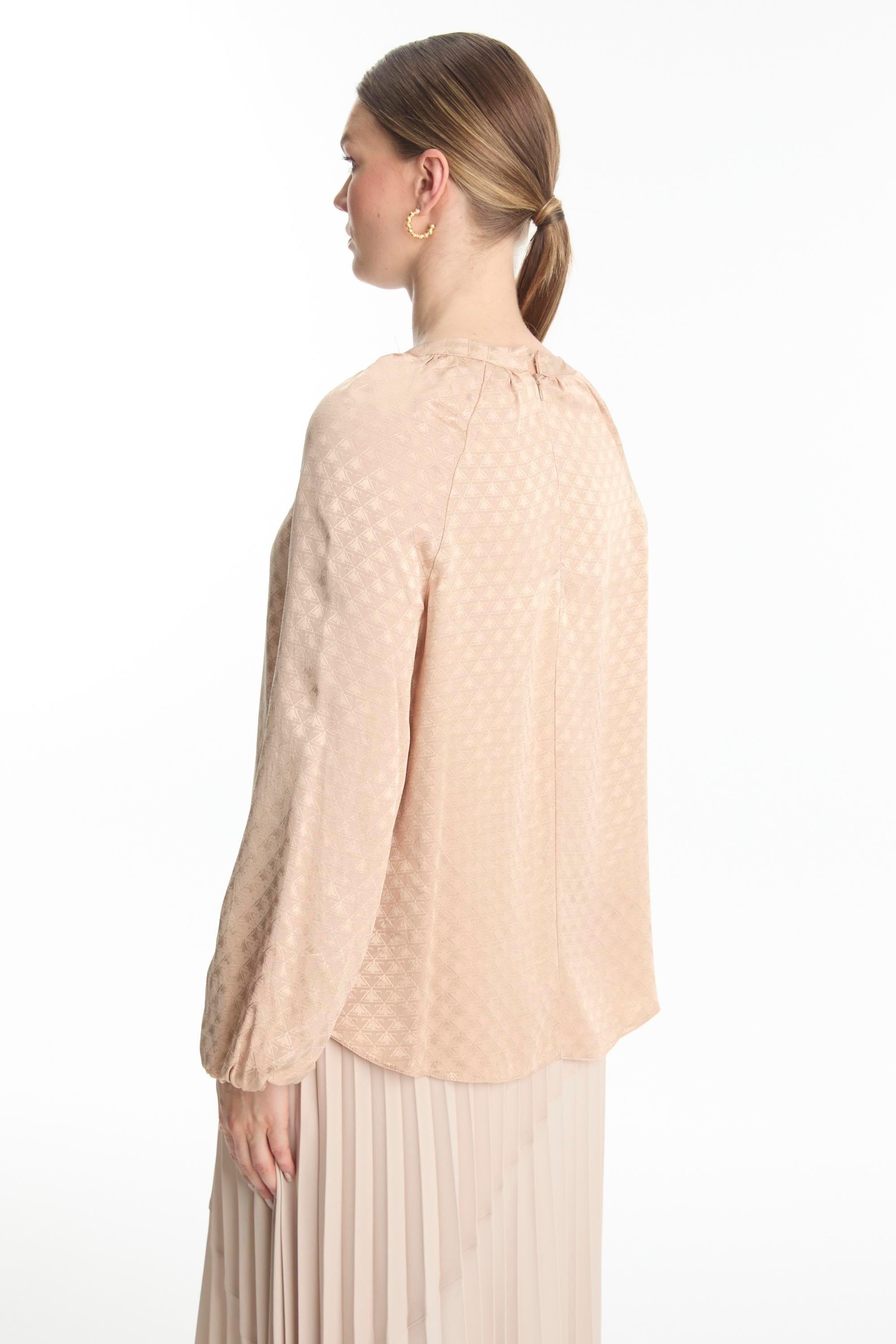 Jakarlı Aksesuar Detaylı Bej Bluz B-0118