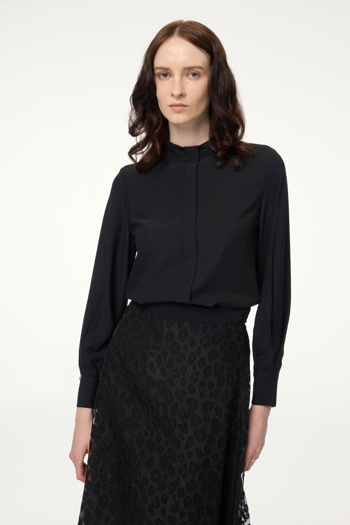 Dik Yaka Şerit Detaylı Siyah Bluz B-0139