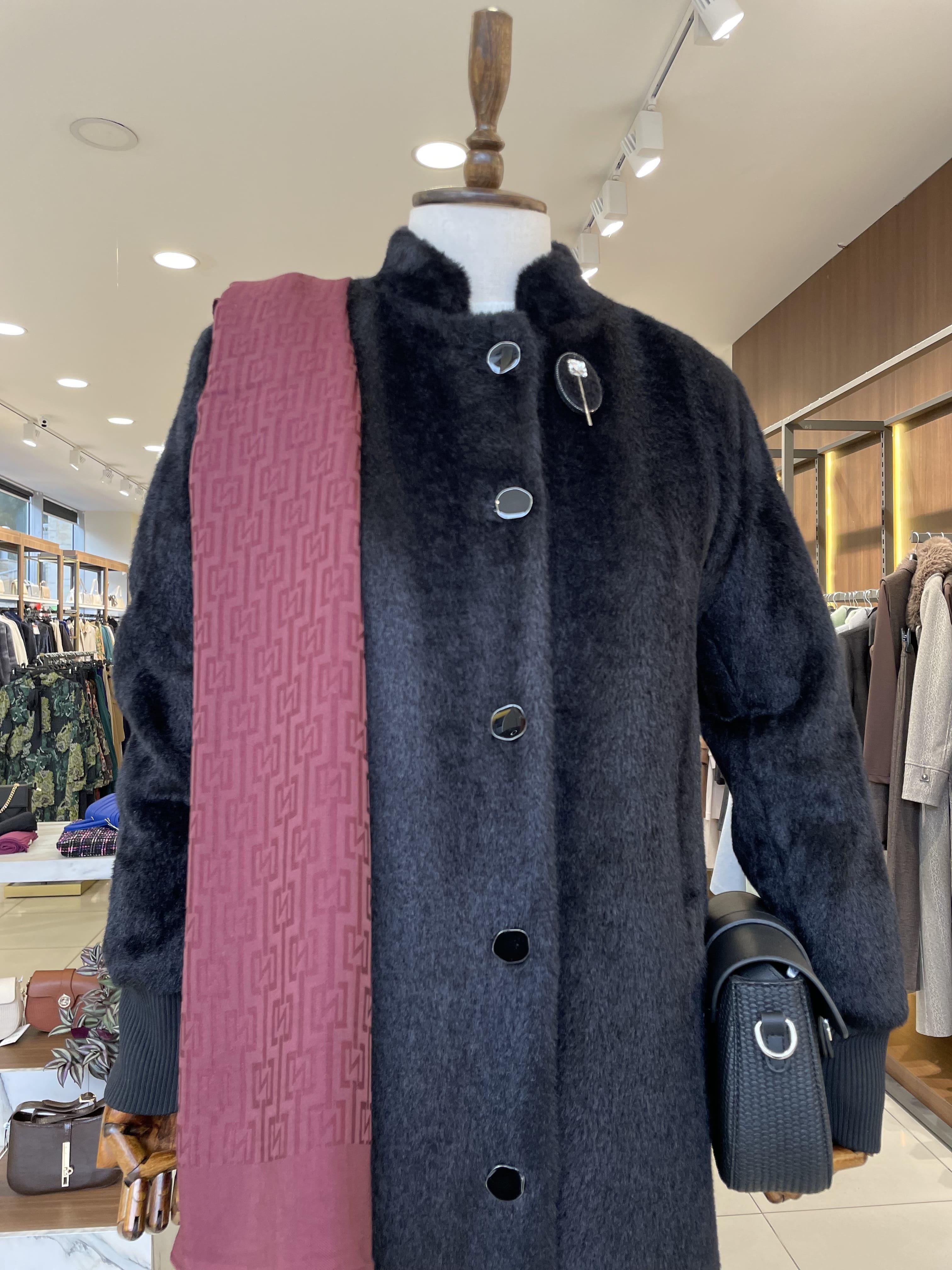 Düğme Detaylı Angora Siyah Kaban 5010