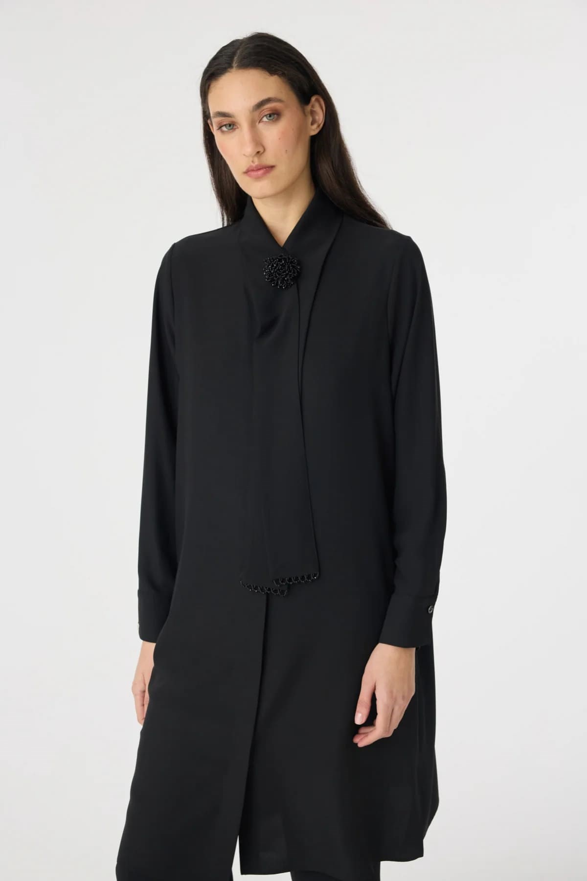 Yaka Broş Detaylı Siyah Tunik 1672