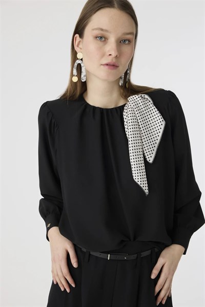 Puantiye Fularlı Pilise Detaylı Siyah Bluz 0142