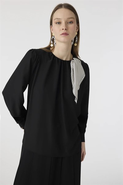 Puantiye Fularlı Pilise Detaylı Siyah Bluz 0142