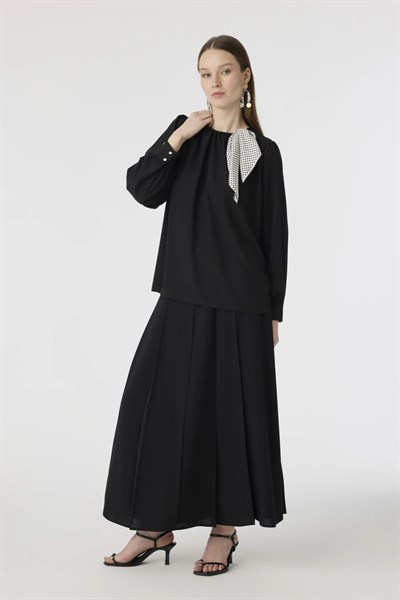 Puantiye Fularlı Pilise Detaylı Siyah Bluz 0142