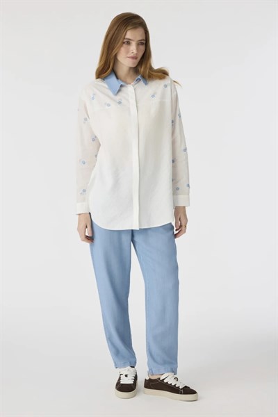 Nakış Detaylı Mavi Yakalı Gömlek Ekru Gömlek 0132