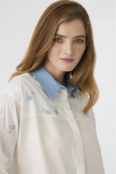 Nakış Detaylı Mavi Yakalı Gömlek Ekru Gömlek 0132