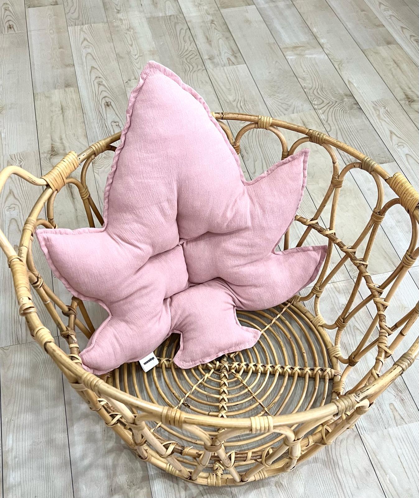 Pembe Yaprak Yastık