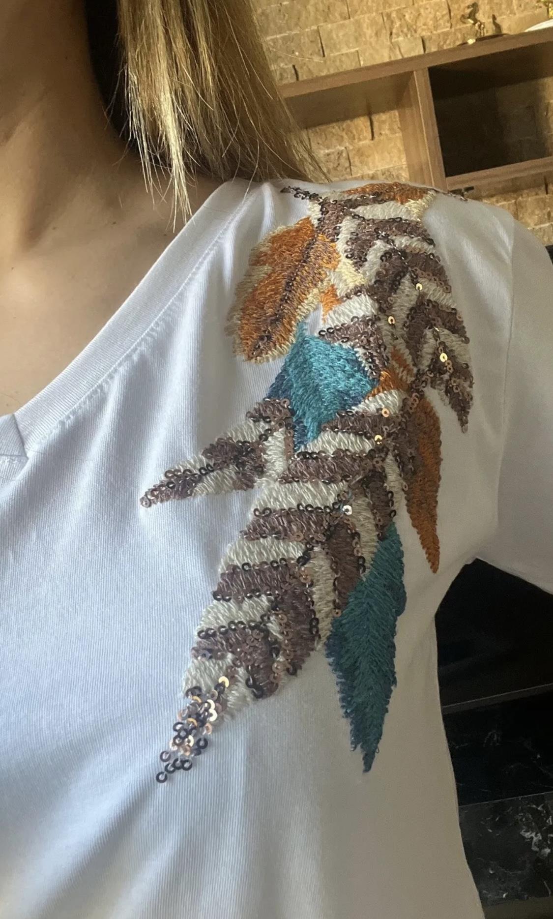 V Yaka %100 Pamuk Tişört Yaprak Nakış ve Pul Payet İşlemeli T-Shirt