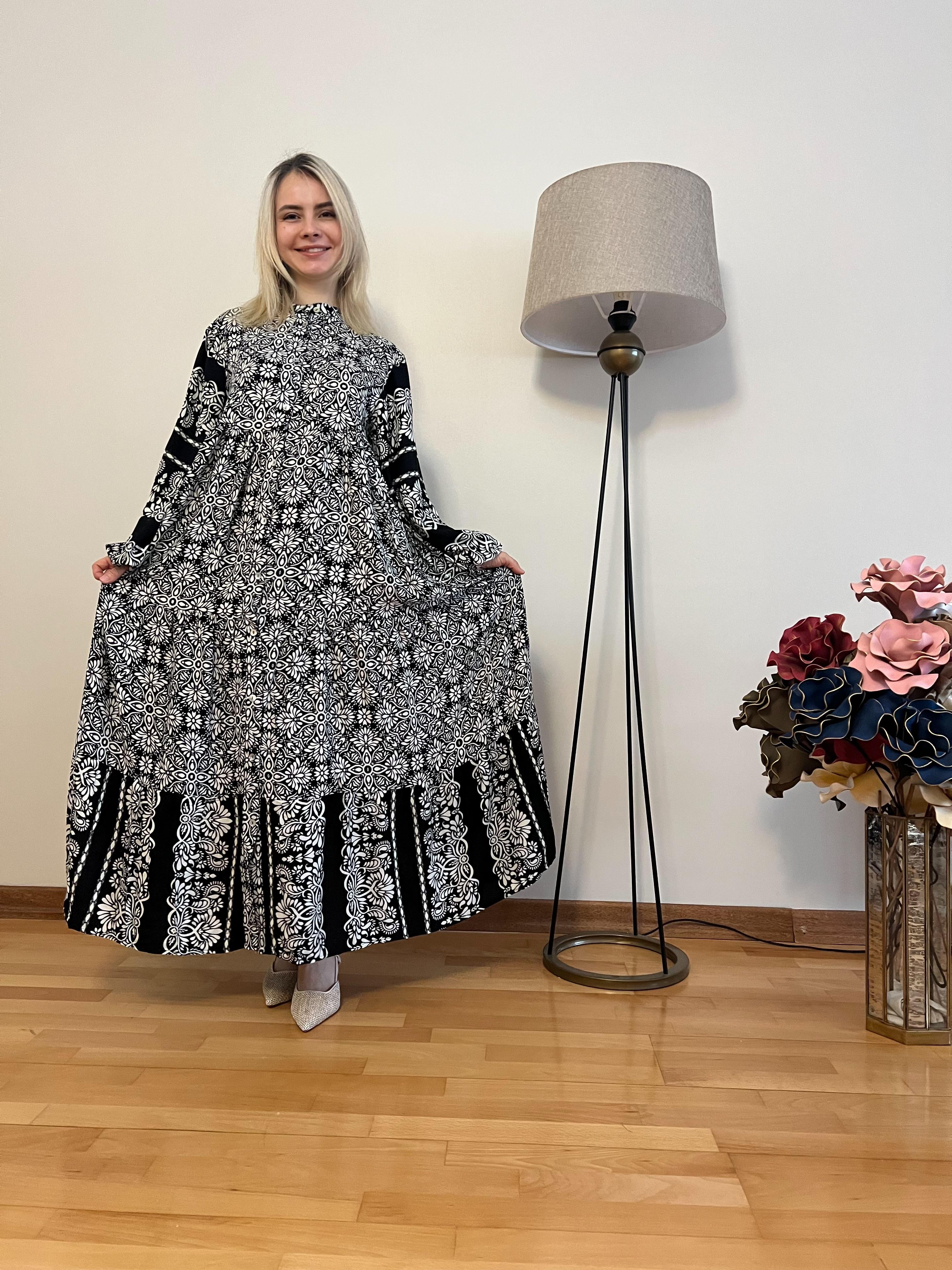 Lady Siyah Beyaz Desenli Viskon Elbise – Oversize Kesim Uzun Yazlık Elbise