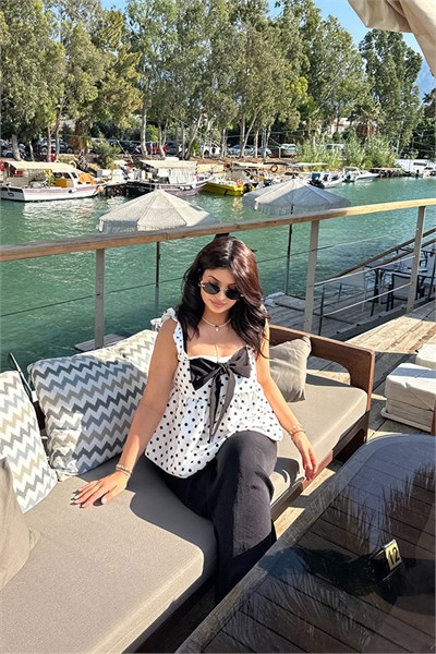 Önü Fiyonk Detaylı Puantiye Bluz