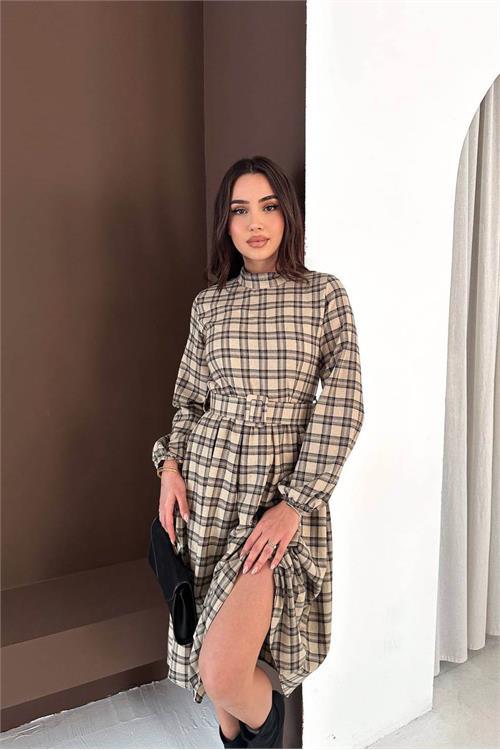 Dipmoda kadın bej ekose desen dik yaka kemerli midi boy elbise DPK070