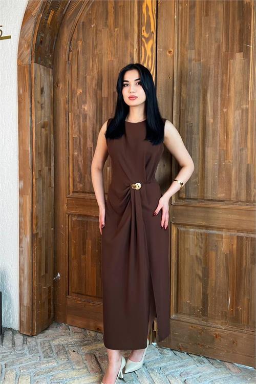 Dipmoda kadın kahverengi drapeli gold toka detaylı midi boy elbise DPMY3892