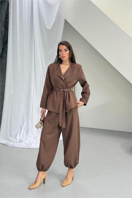 Dipmoda kadın kahverengi kuşak detaylı oversize şalvar pantolon blazer ceket takım DPNP023