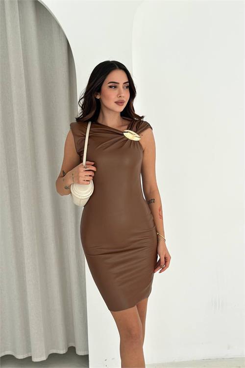 Dipmoda kadın tek omuz broş detaylı mini boy deri elbise DPK4385