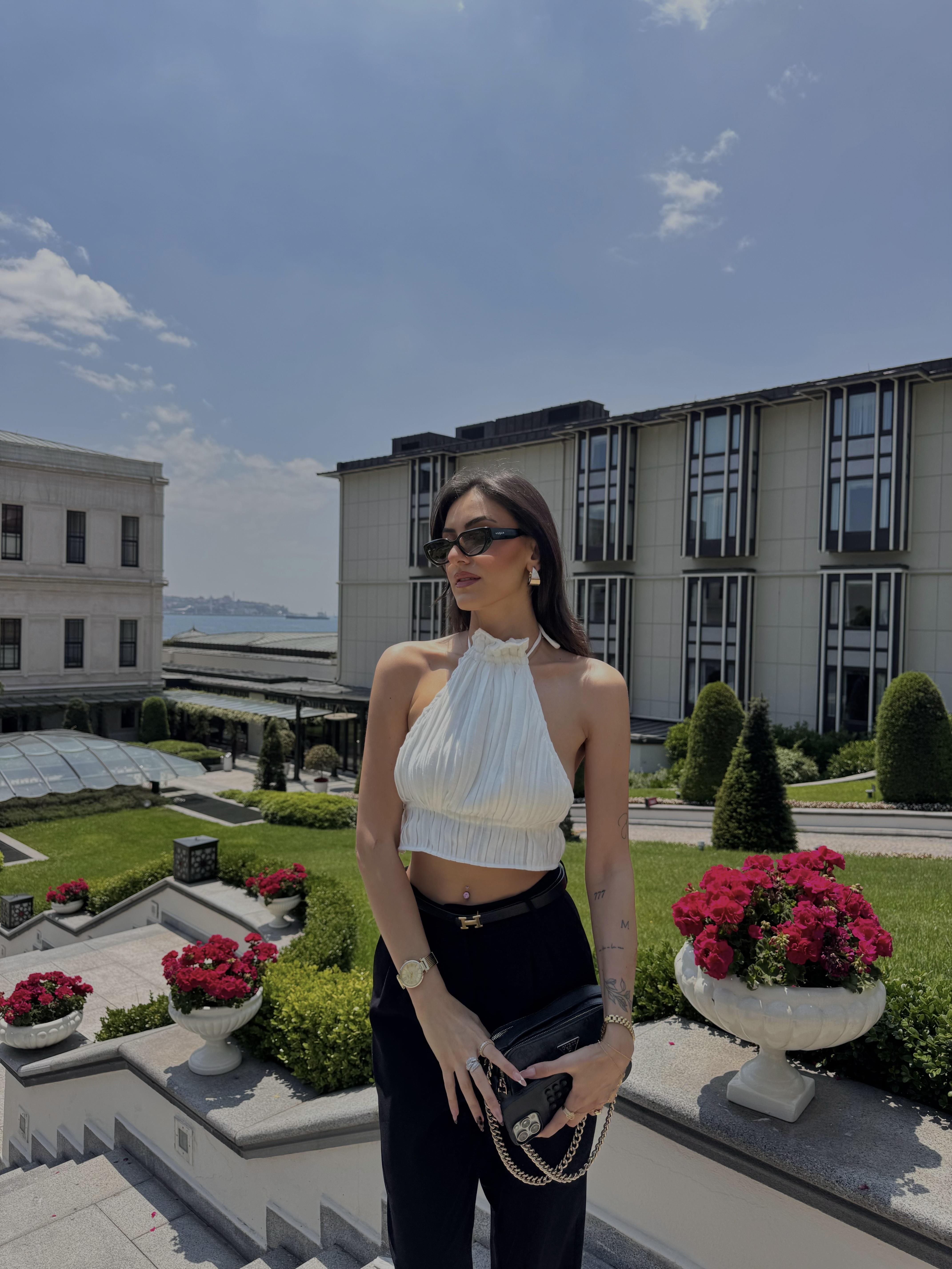 HALTER YAKA PİLELİ BLUZ-BEYAZ