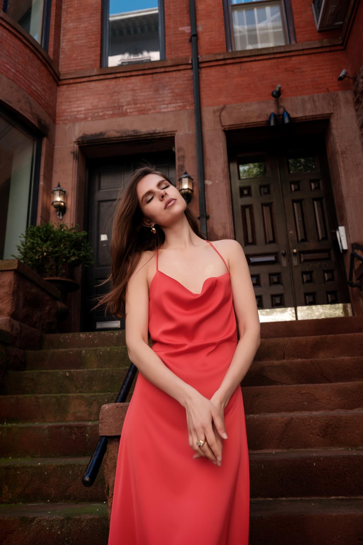 Sırt Dekolteli Askılı Şık Elbise