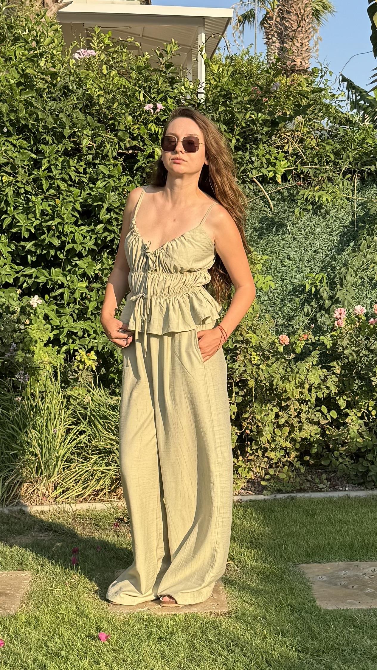 Askılı pantolonlu takım