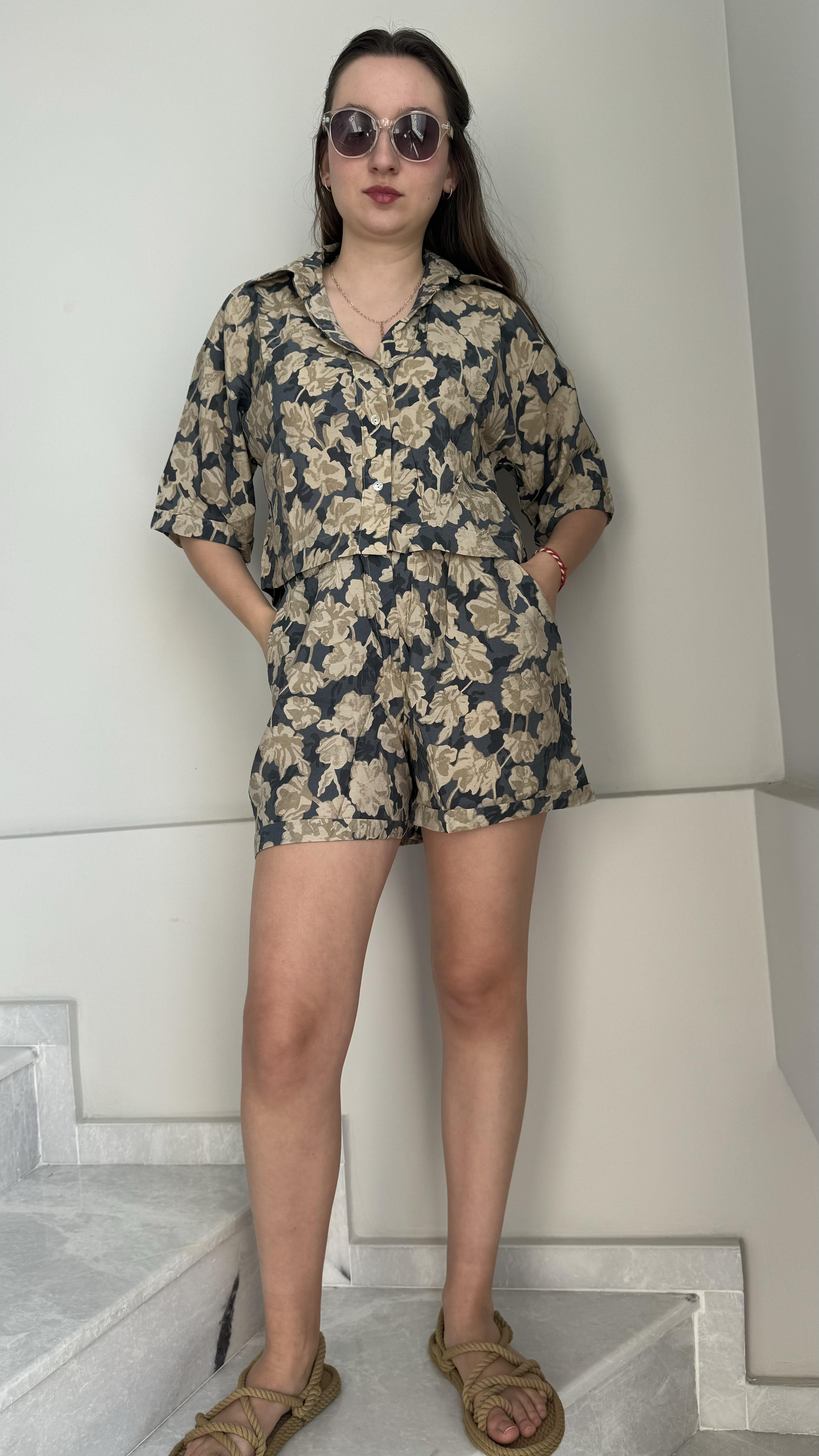 Çiçek desenli şort gömlek takım