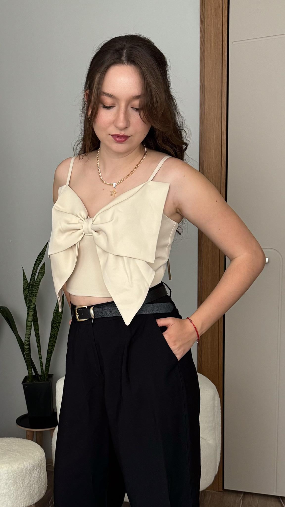 Crop fiyonk bej bluz