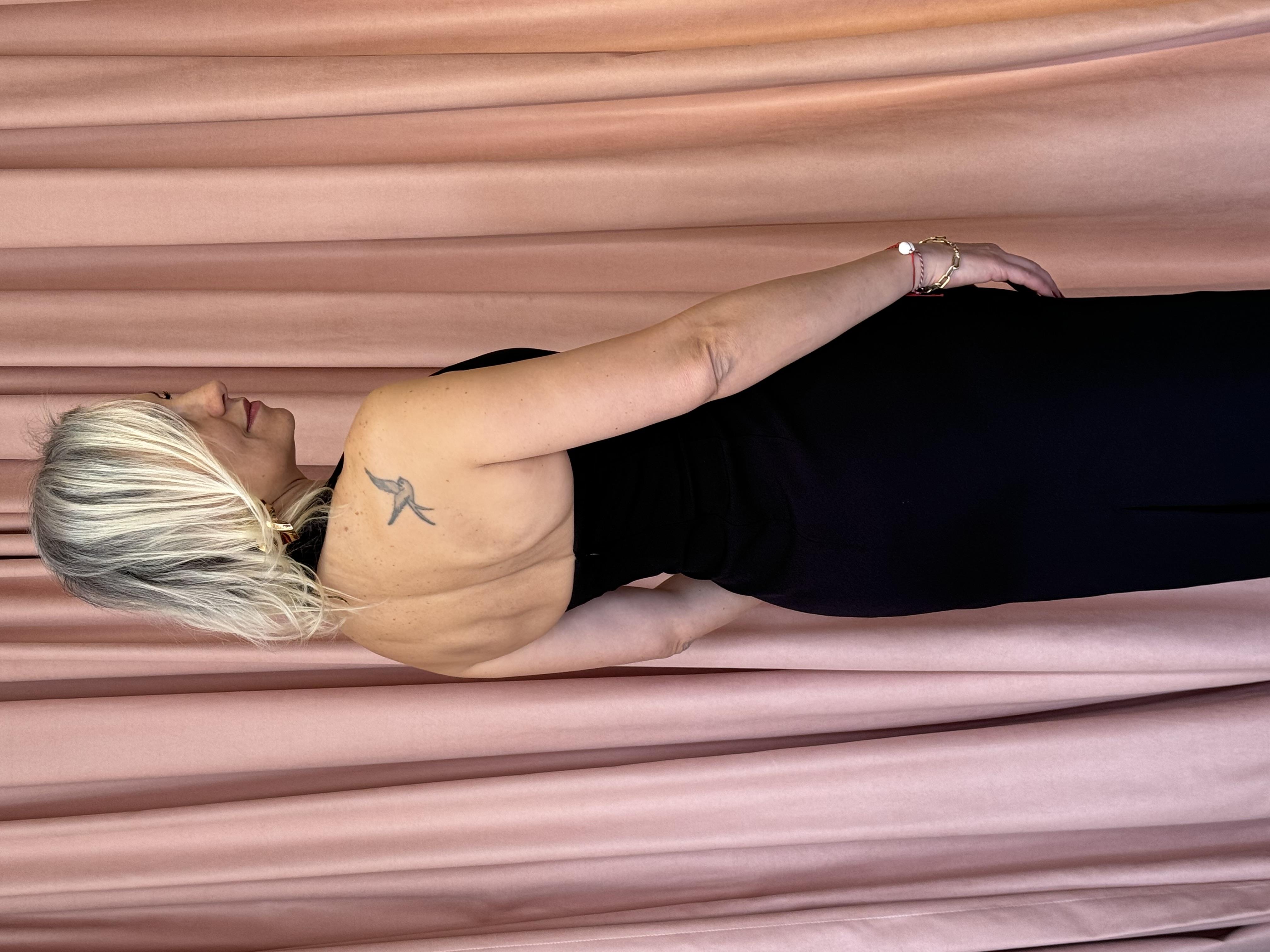 boyundan bağlamalı yırtmaç detay elbise