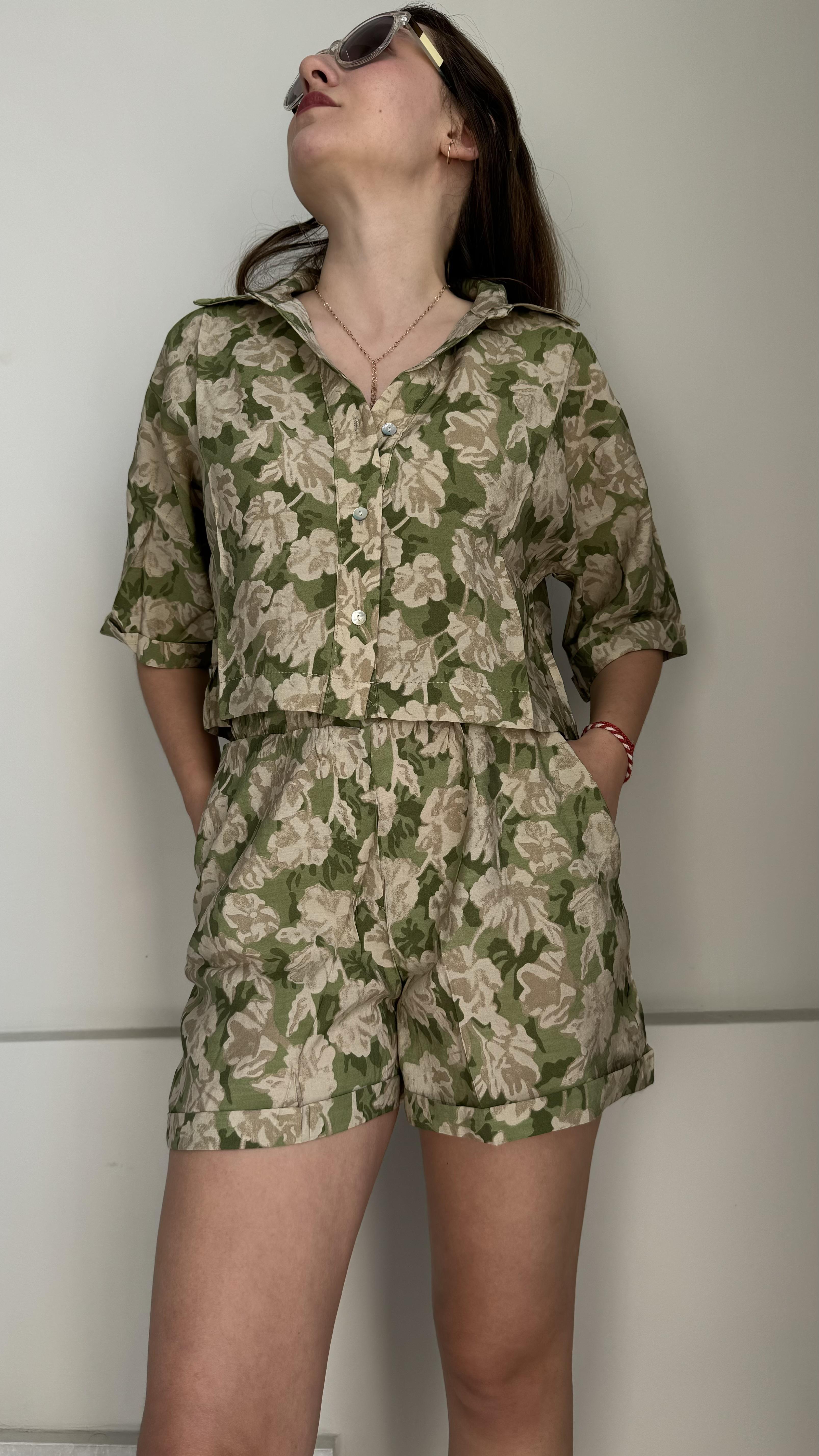 Çiçek desenli şort gömlek takım