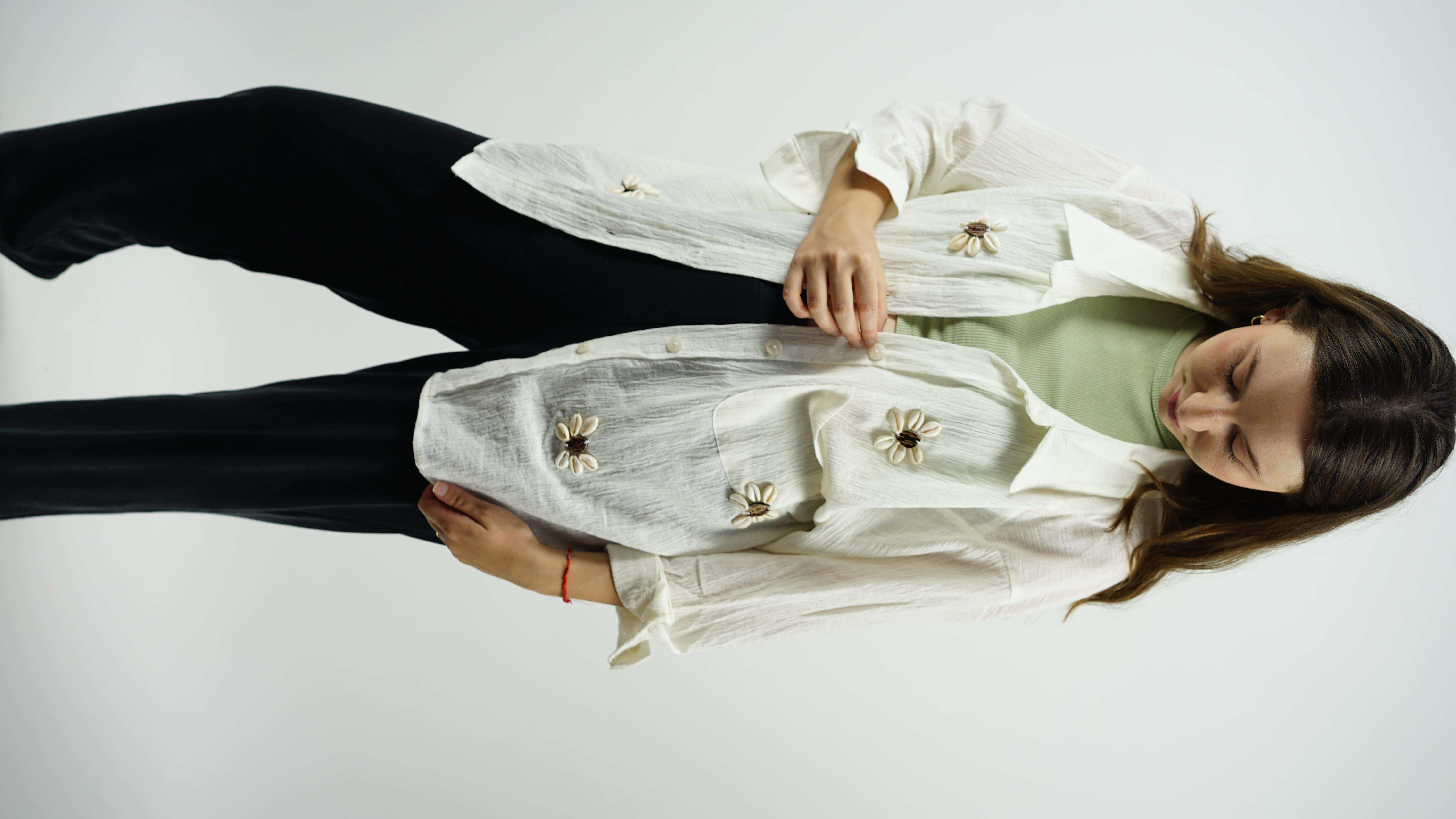 Düşük omuzlu işlemeli gömlek