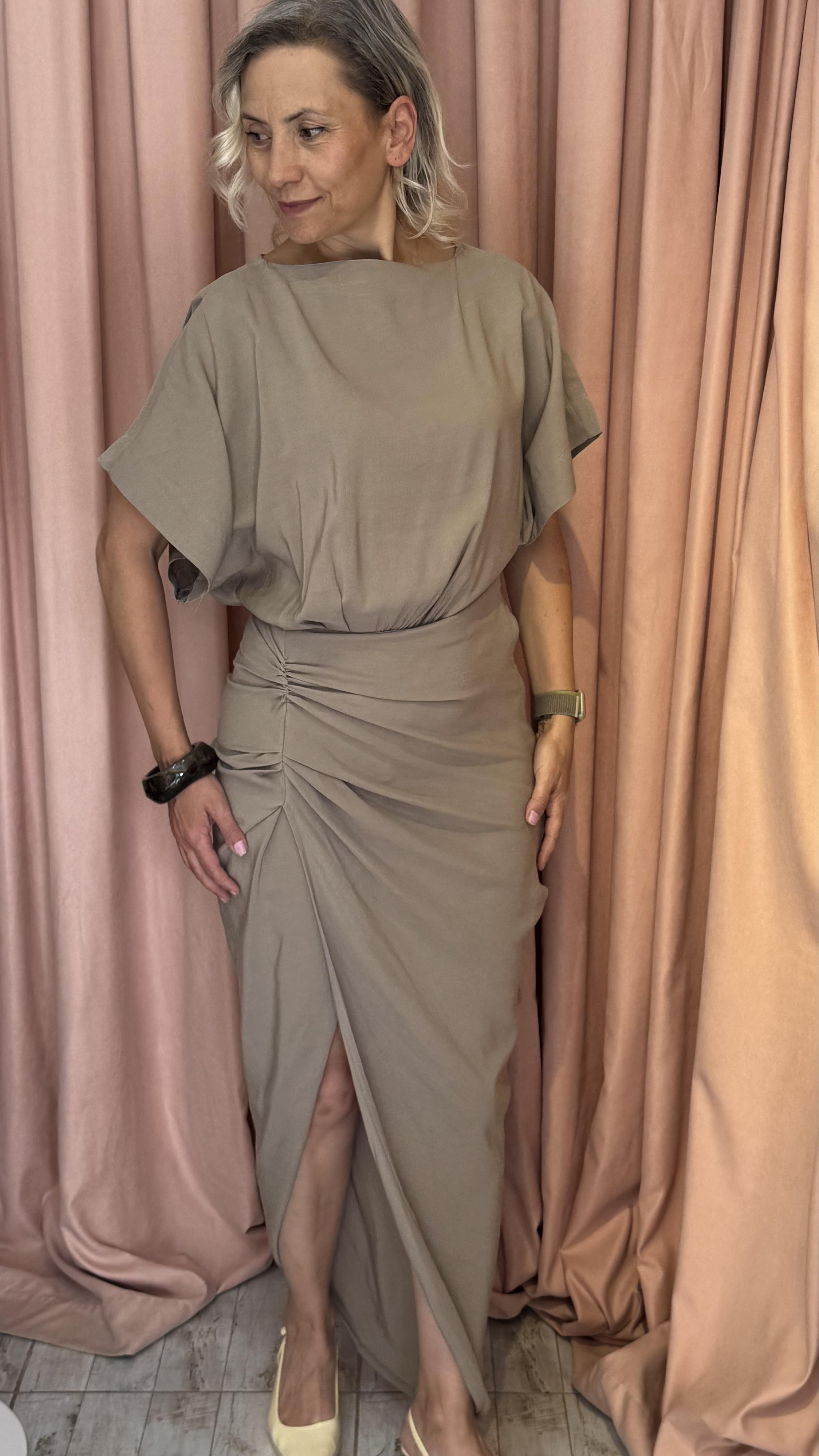 kısakollu yırtmaçlı tasarım elbise