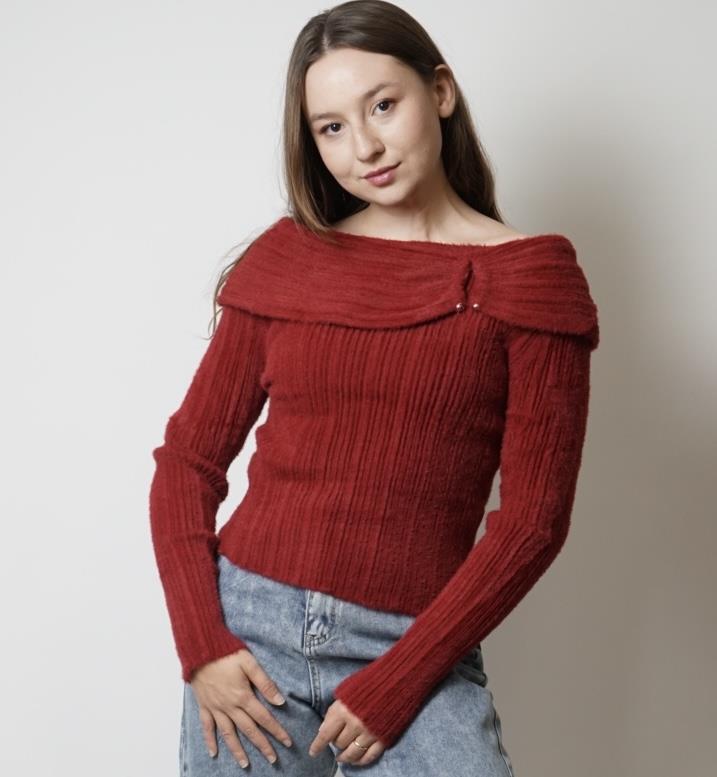 MADONNA YAKA DEMİR AKSESUARLI KAZAK