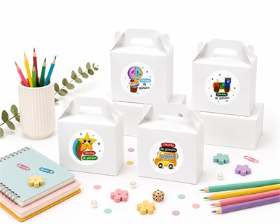 10x14 cm Beyaz Renkli Karton Hediye Kutusu Okulda İlk Günüm Etiketli 12li Set