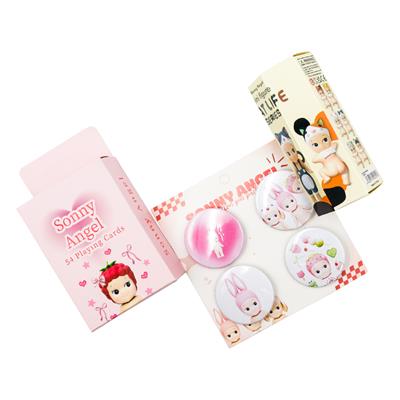 Sonny Angel Hediyelik Set – Sürpriz Figür, İskambil Kağıdı, Rozet Seti (Asetat Çantalı)