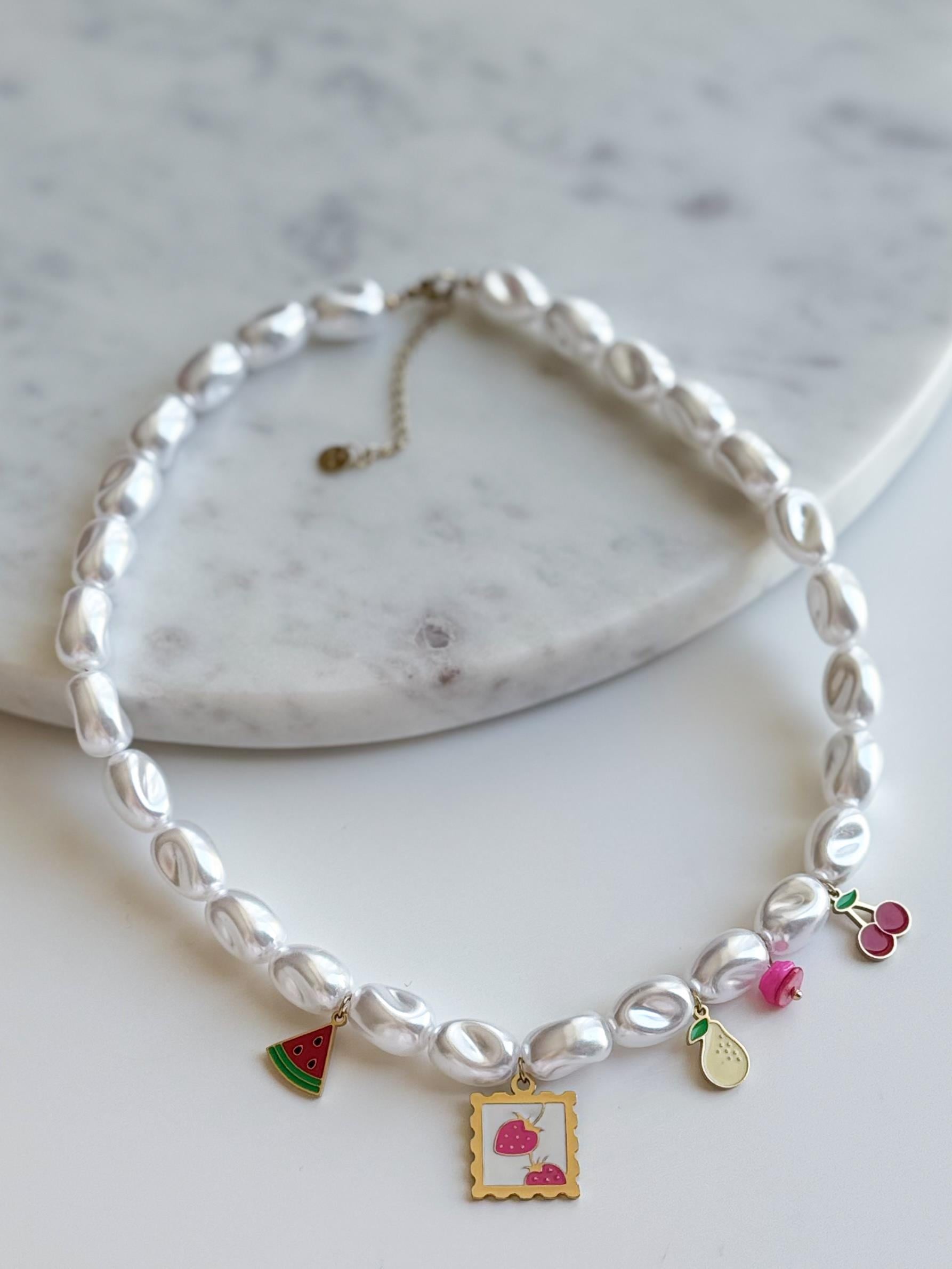 Çelik Charmlı İnci Boncuk Kolye