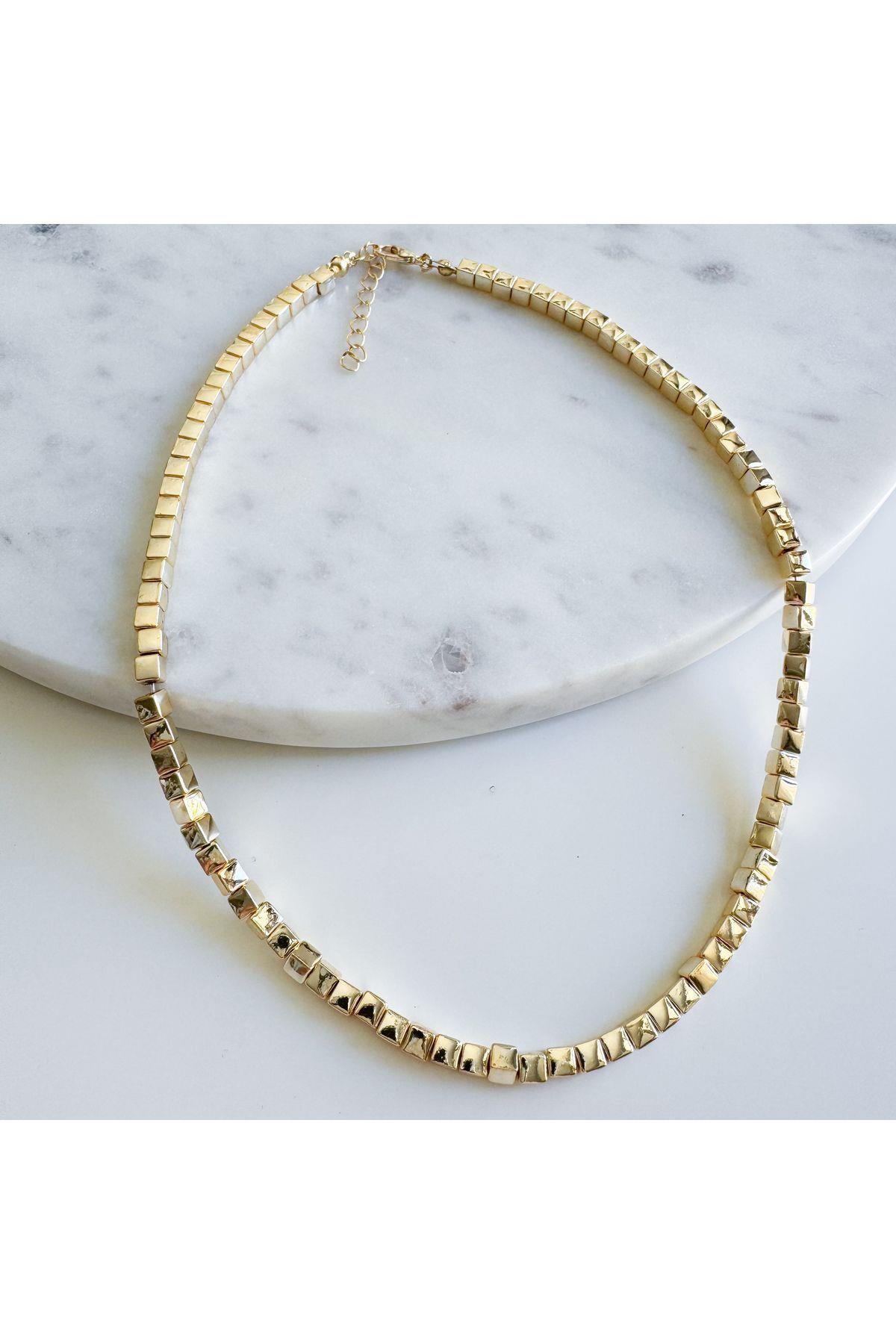 kare gold topçuk kolye